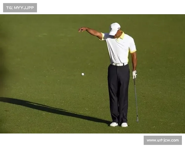 伍迪·奥斯汀水中救球摔倒，总统杯赛场展现拼搏精神